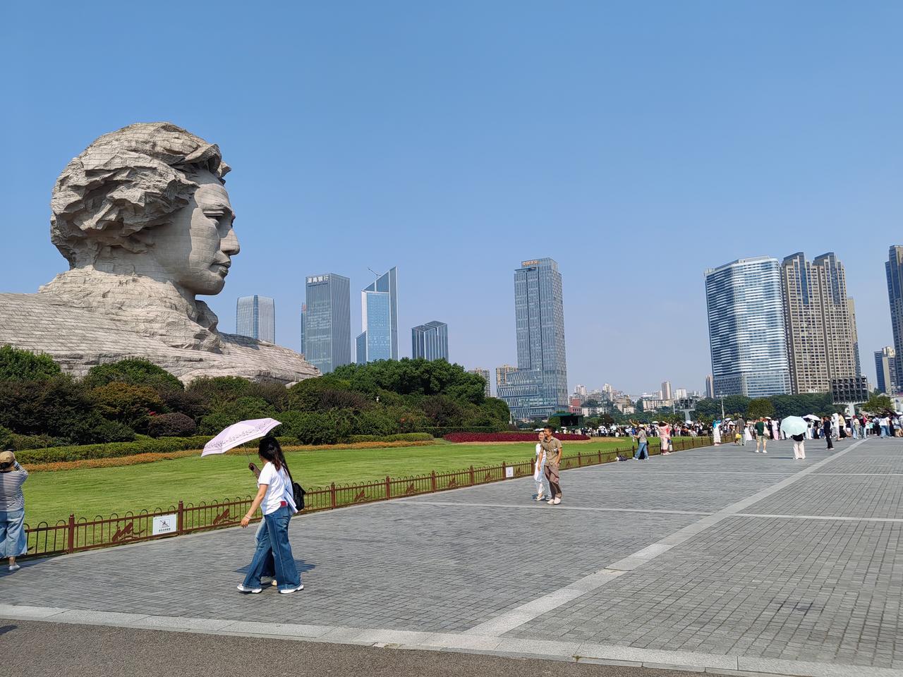 橘子洲头，万山红遍，层林尽染，百舸争流。