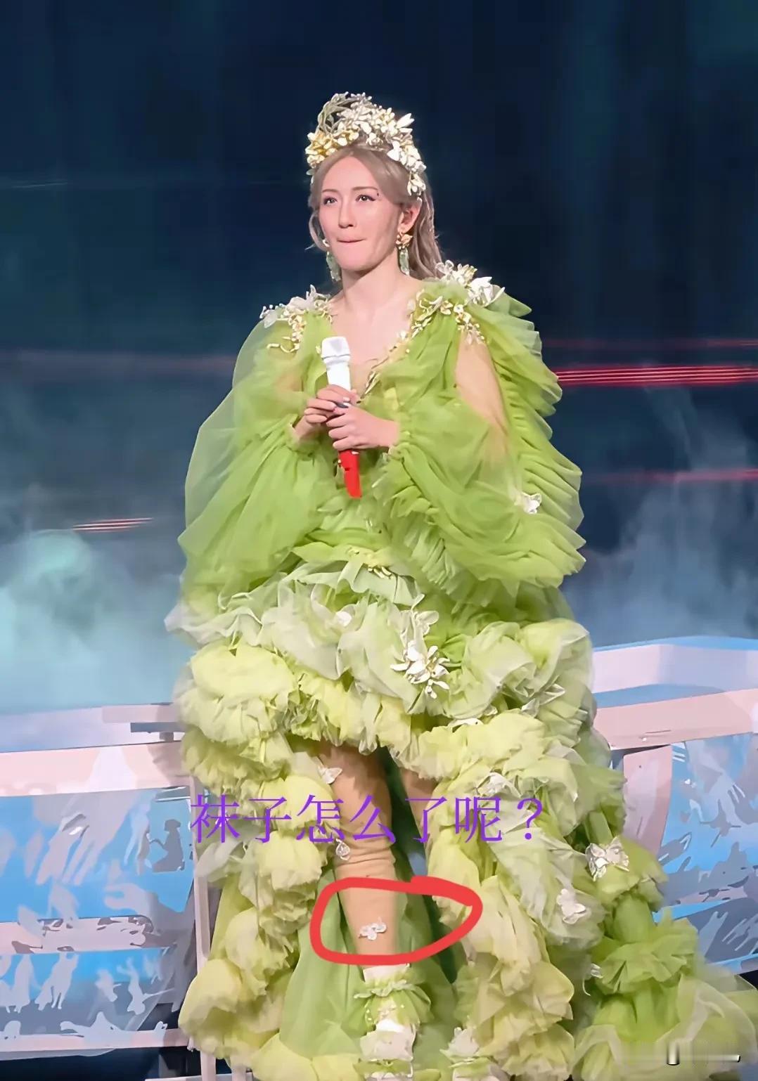 谢娜呀
你就出洋相吧
你多年的主持生涯，就直接放弃了？去当歌手？

难道当歌手更