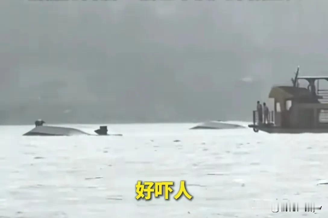 真 相来了！

贵州游船侧翻事故调查：

1. 平底游船，抵御不了侧风。

2.