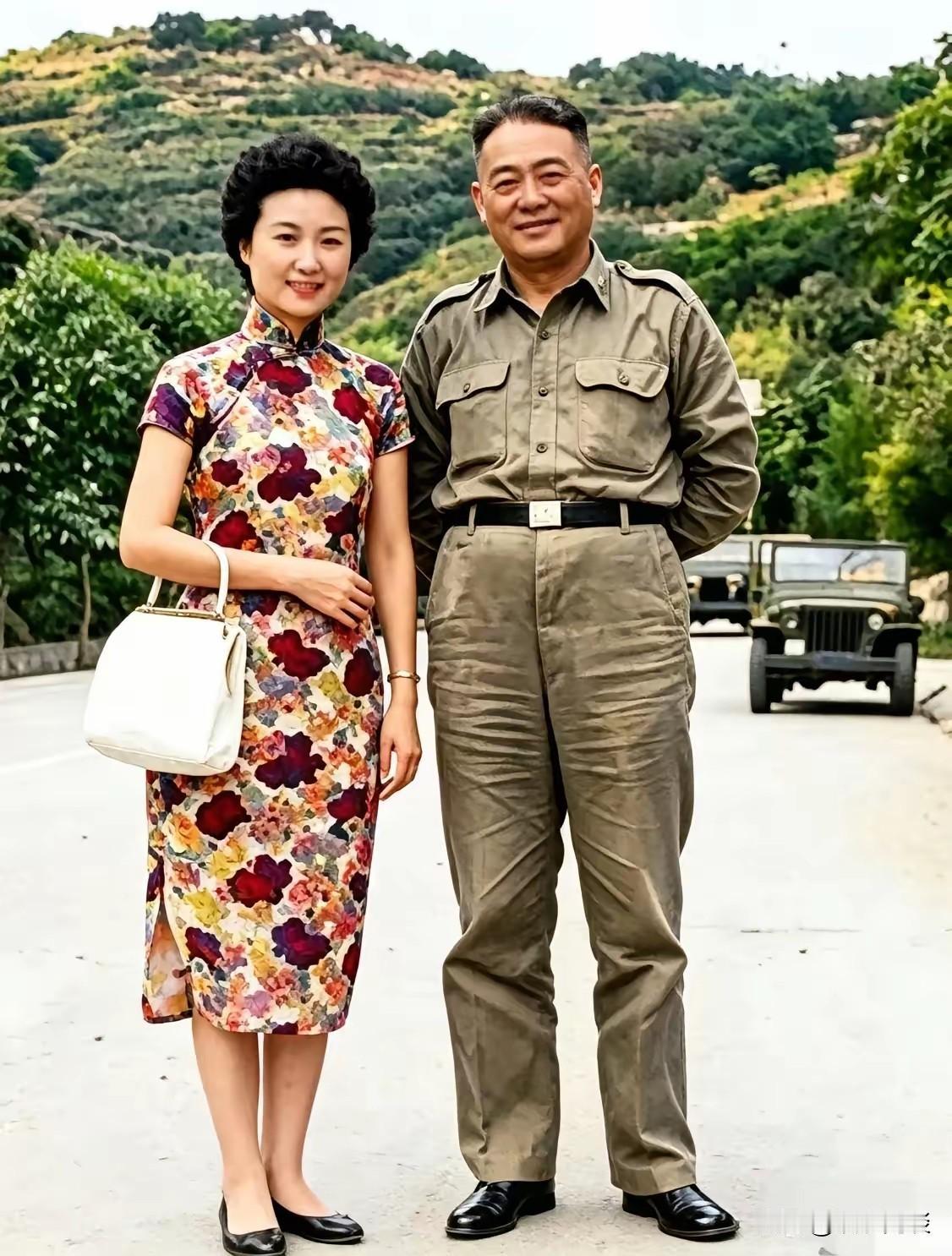 1964年，庾澄庆母亲、京剧名伶张正芬，赴马祖劳军演出。
拍下这张与守备中将彭启