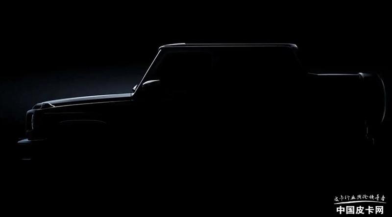 + 标志性外挂备胎，车顶线条更低矮动感。动力沿用G50 的3.0T汽油发动机（4