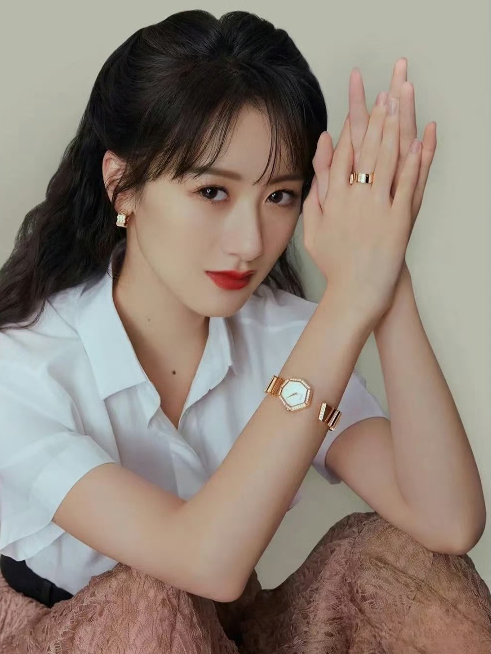 袁冰妍 OO姐的手完全可以当手模，又细又长又白又嫩！[老师爱你]​​​