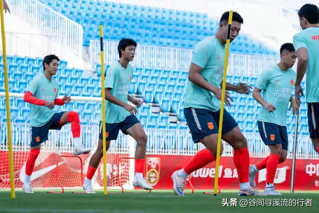 国足来武汉了！但这次集训，怎么看都透着一股“不对劲”。

9月13日，中国男足在