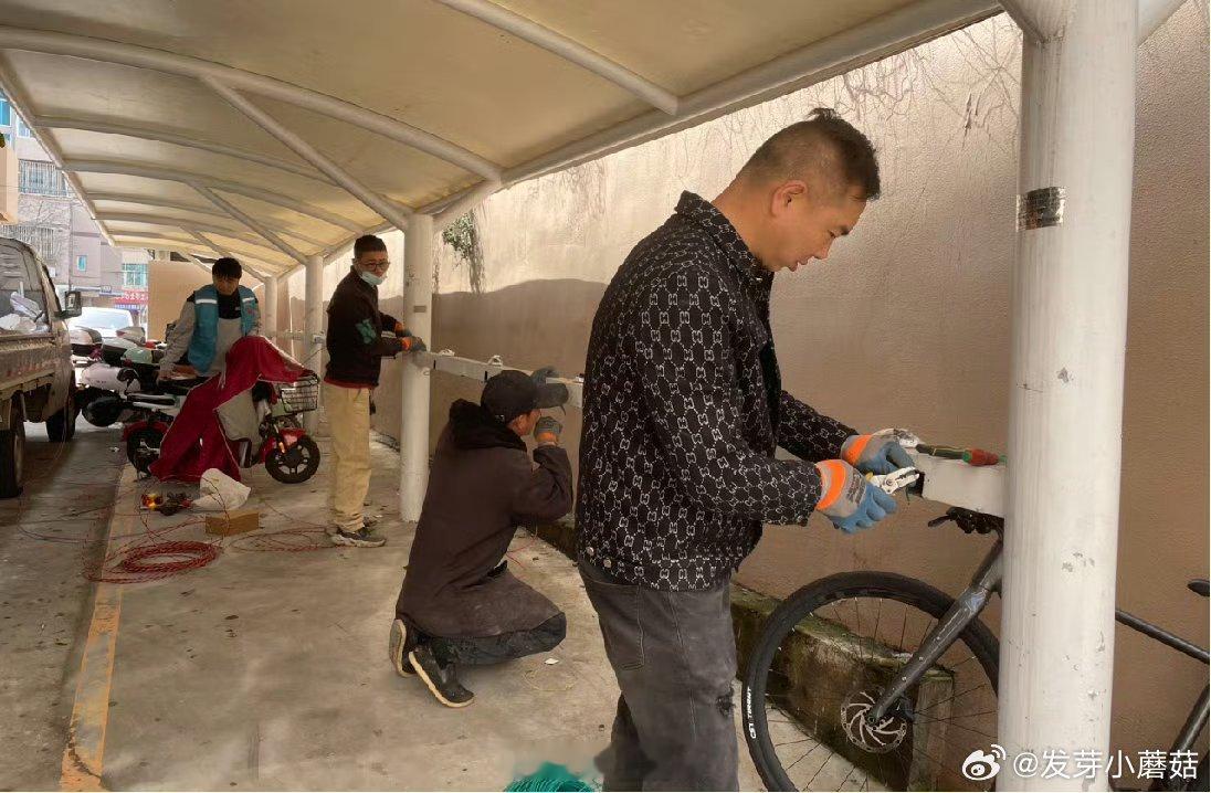 台州温岭志愿红撑起社区幸福圈从月河社区“为爱加把手”为高龄老人加装一键求救器、防