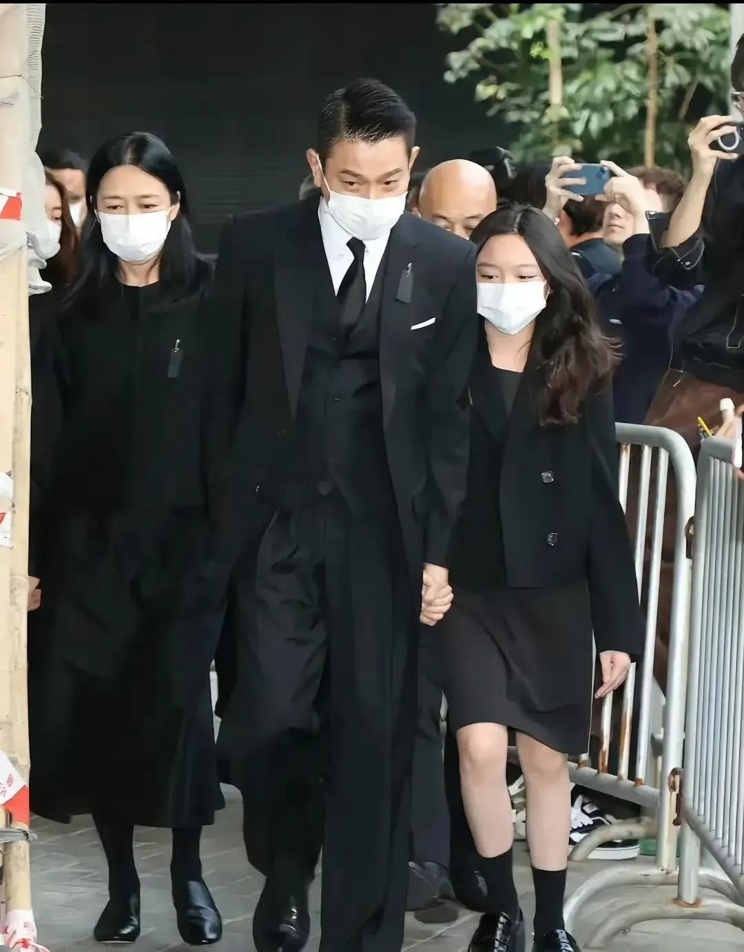 原来刘德华的女儿，长这么大了！

在华仔父亲的葬礼上，

62岁的刘德华带11岁