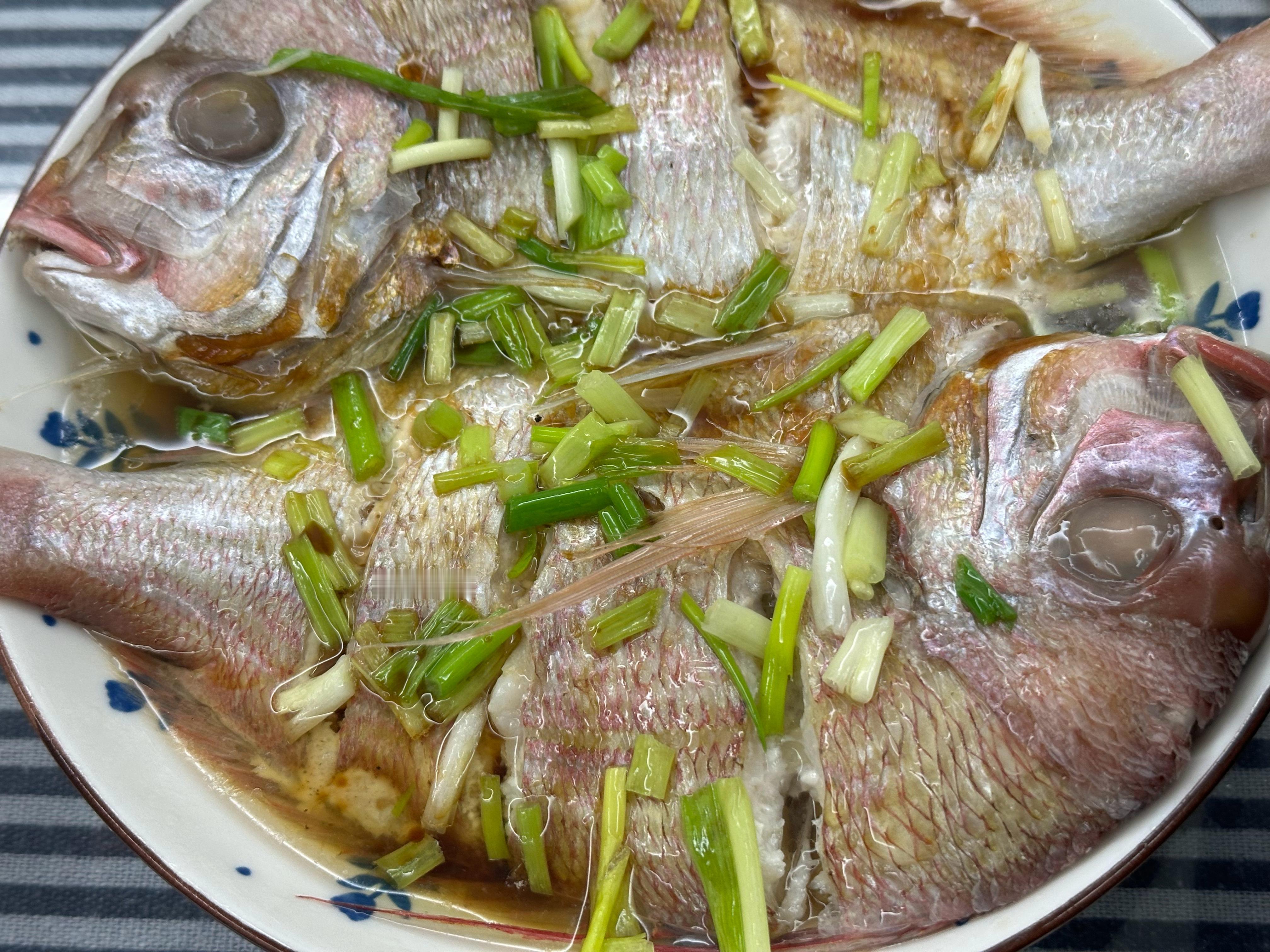 上海美食  这铜盆鱼收拾起来真遭罪，各种戳我的手，疼得要命，不过还得是自己做的菜