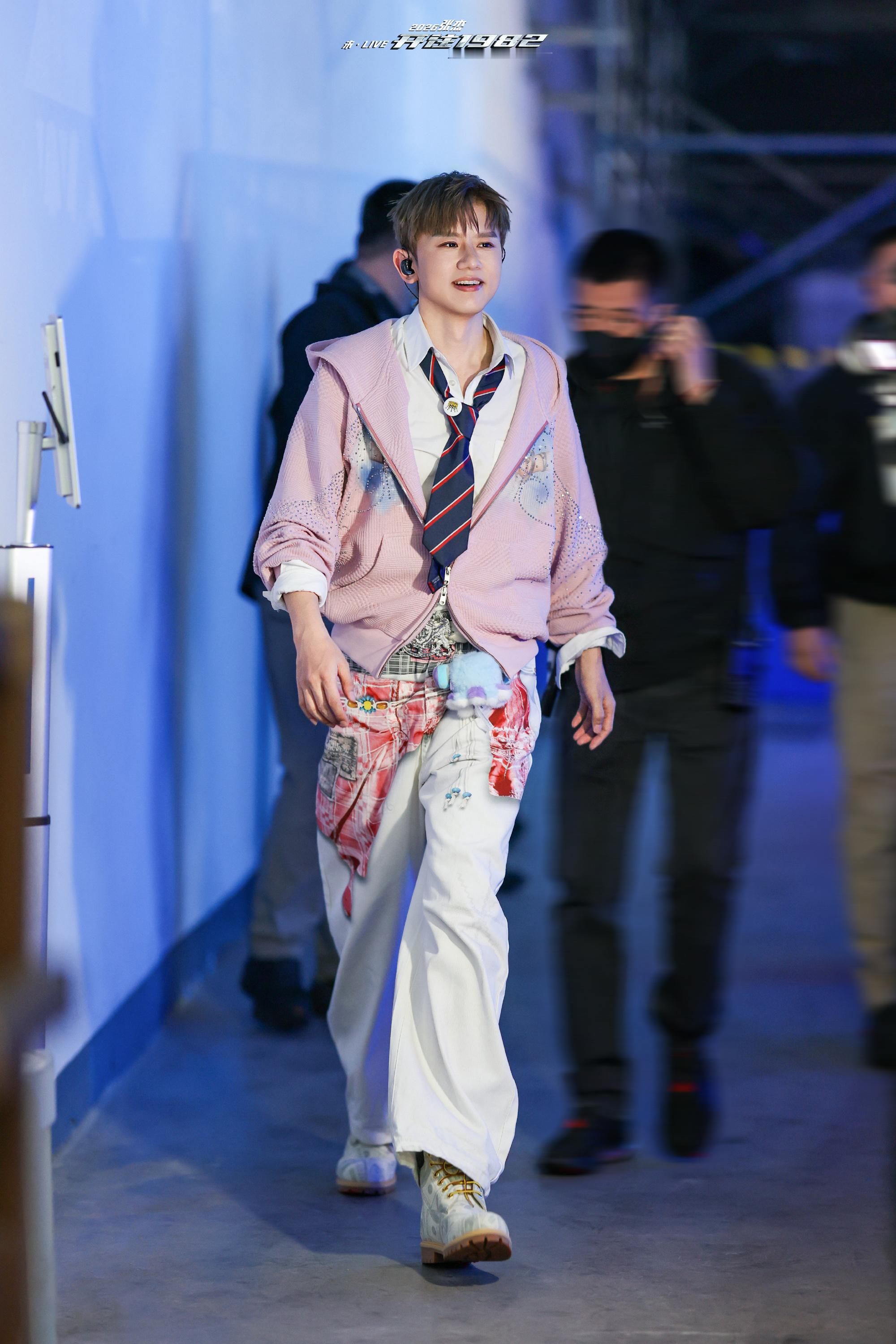 张杰[超话]张杰写了首巡演主题曲张杰新巡演主题曲破局者张杰演唱会张杰亲手打造巡演