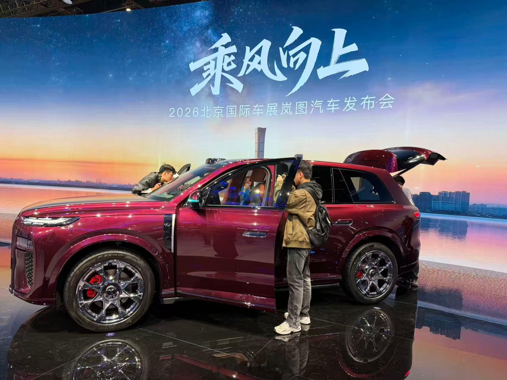 岚图一直在认真听用户想要什么，也确实在把这些需求落到产品里。梦想家已经在新能源豪