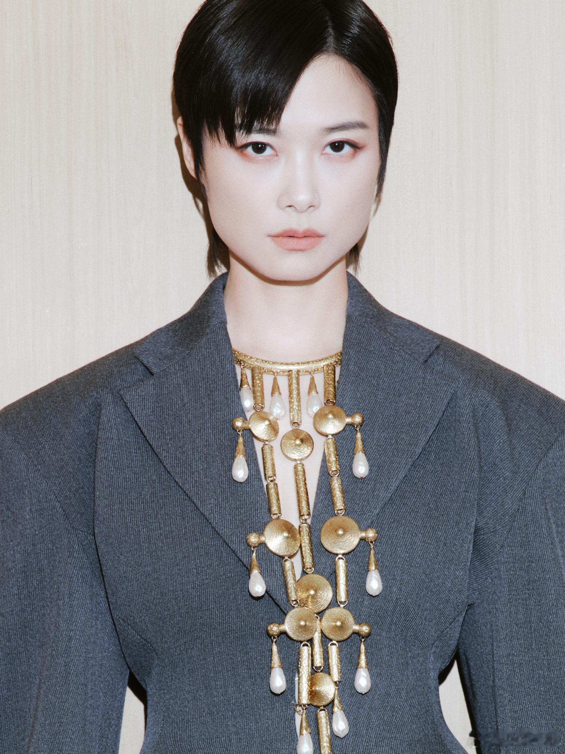 李宇春ELLE红毯压轴 看她压轴走上红毯的那一刻，突然觉得好燃！黑色晕染礼服既有