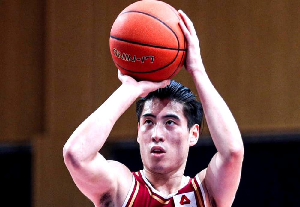 第四节还剩两分钟，程帅澎突破时被鲁吐布拉盖下，身体失衡后头部撞到篮架，随后伤退离