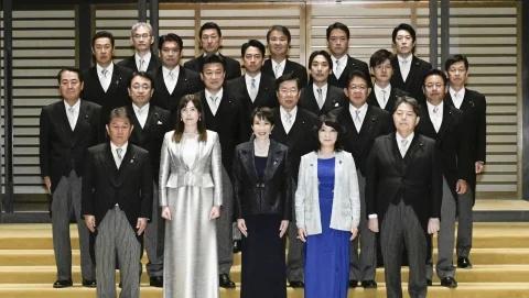 日本高市早苗内阁正式启动
高市内阁启动：仅2位女性阁僚，平均年龄59岁。 日本高