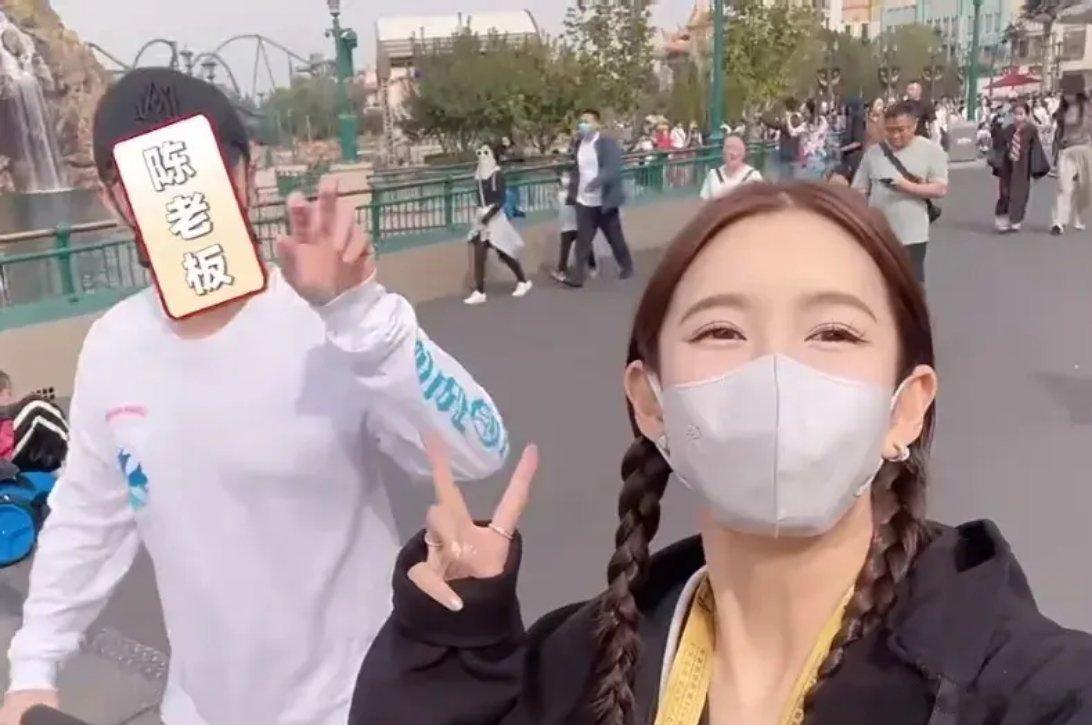 陈赫一家四口去游乐园！张子萱胖了不少，两个女儿都遗传了陈赫的面容，尤其是嘴巴牙齿