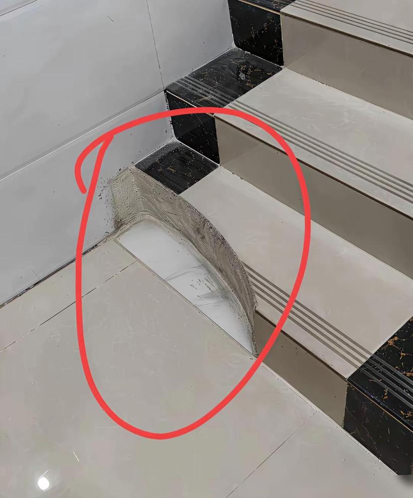 看到别人家自建房楼梯，转角位置专门留出一个缺口，第一眼以为是瓷砖磕坏破损。

我