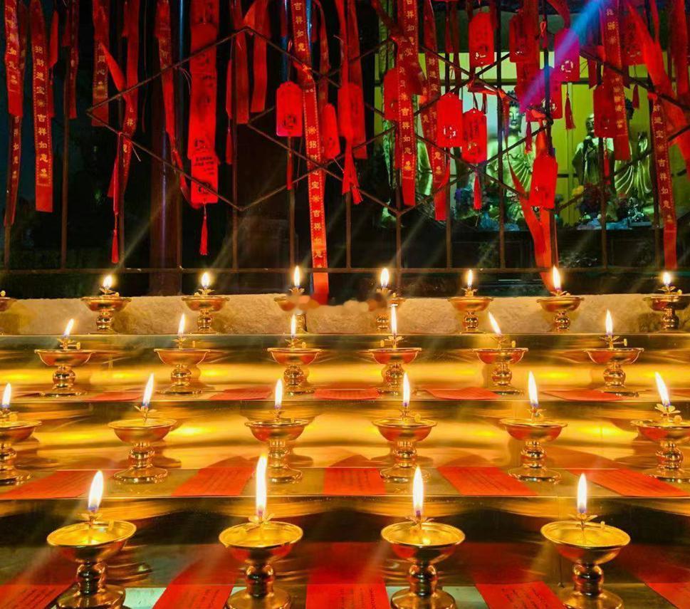 奶奶帮大家供灯祈福 佛前燃灯，虔诚三愿：一愿，高堂岁岁安康，稚子岁岁无忧，门庭得