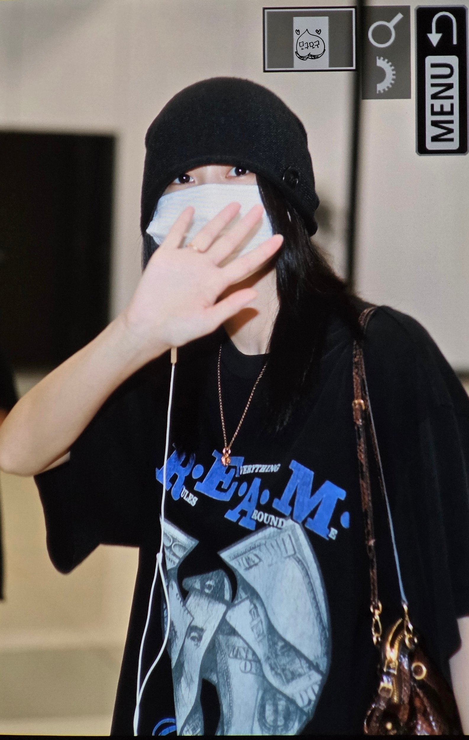 Momo平井桃[超话]🍑平井桃MiuMiu大使 260827 金浦机场入境 饭