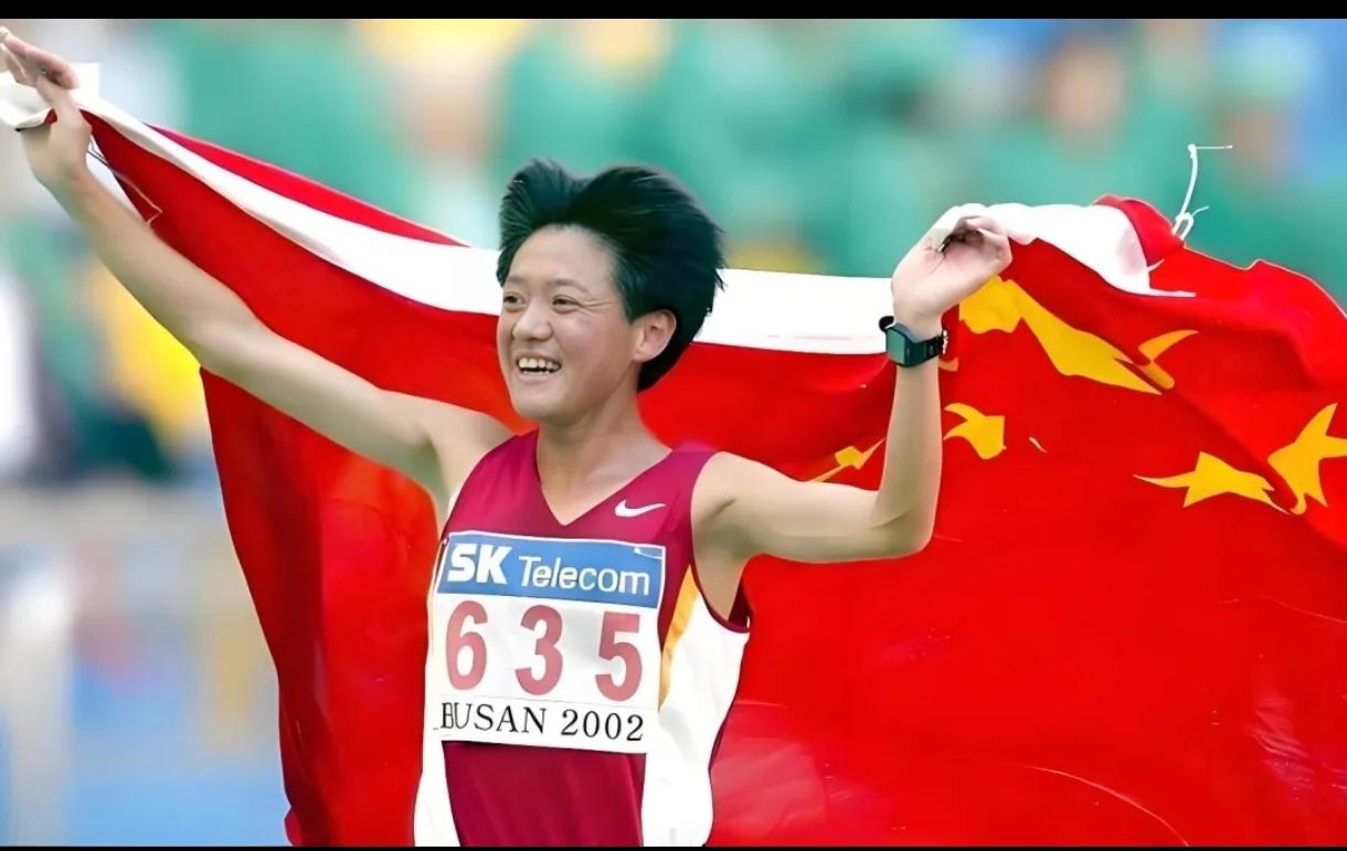 中国马拉松传奇孙英杰，农村走出的亚洲长跑女王。
年少被教练发掘走上专业路，02年