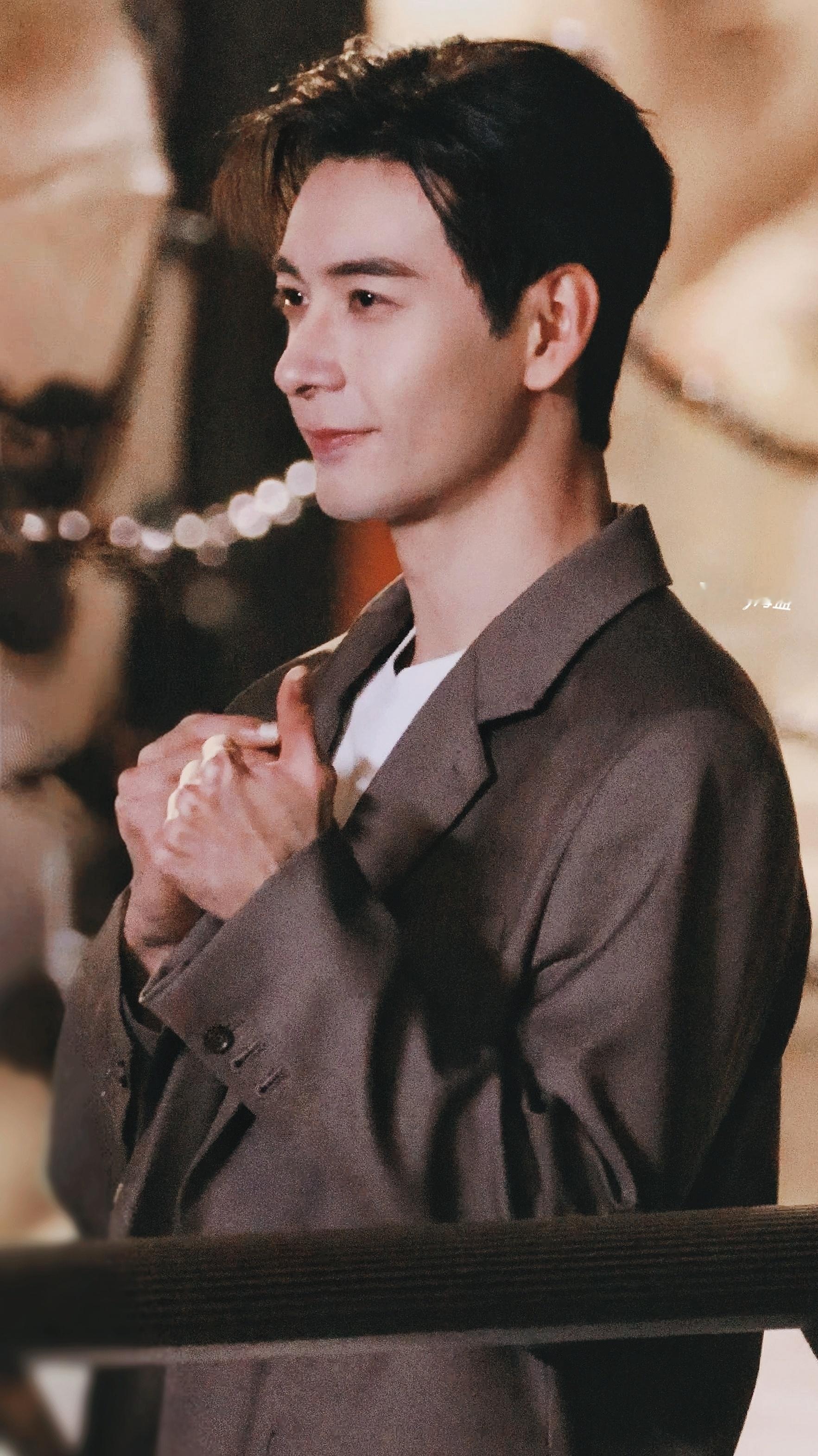 就这张代入一下抖特别火的那个谁的wink微笑🥰陈星旭肖稚宇 ​​​