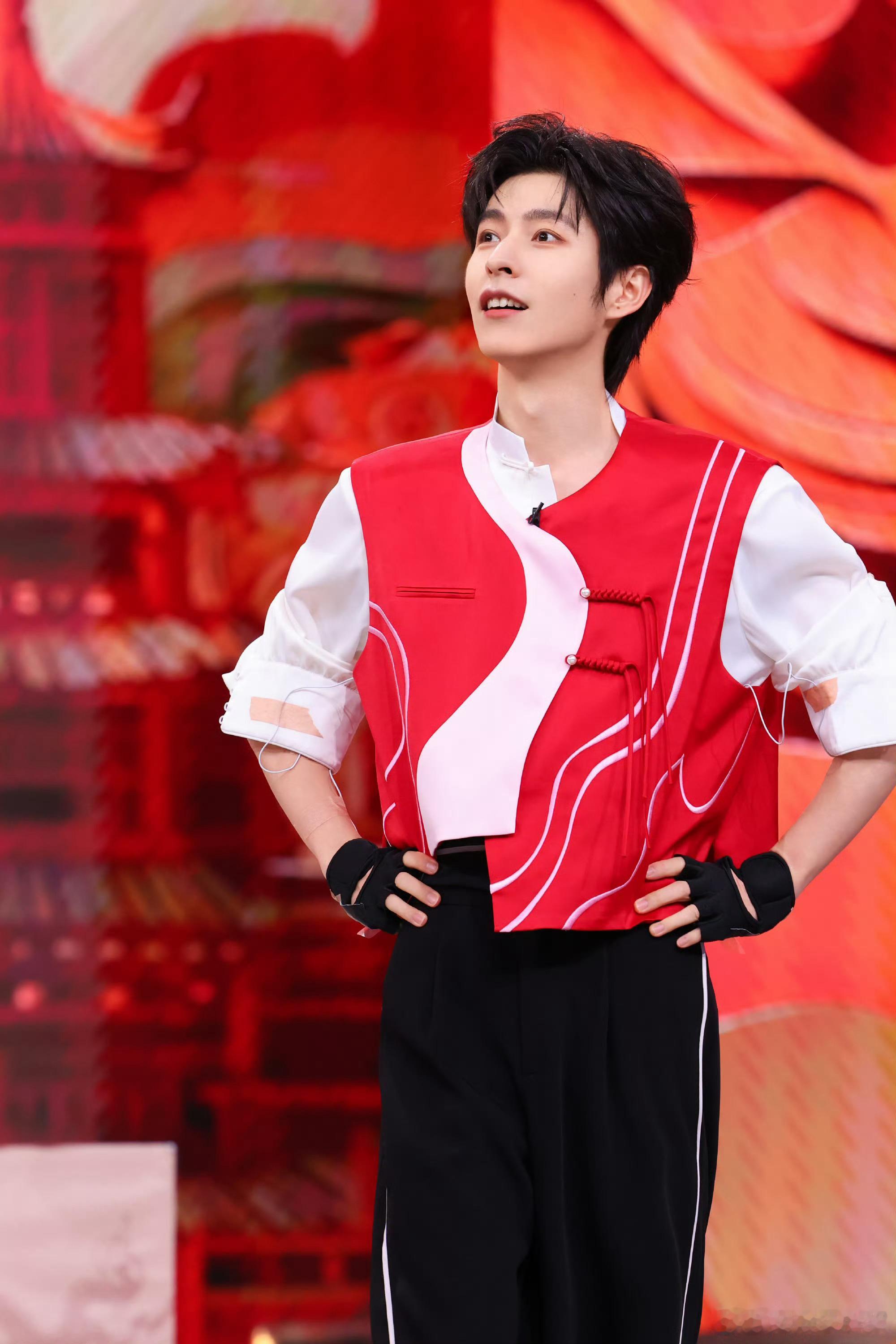 文韬跳舞没有功劳也有苦劳 文韬跳舞自成一派怎么了，又是地板清洁“扫地”，又是执着