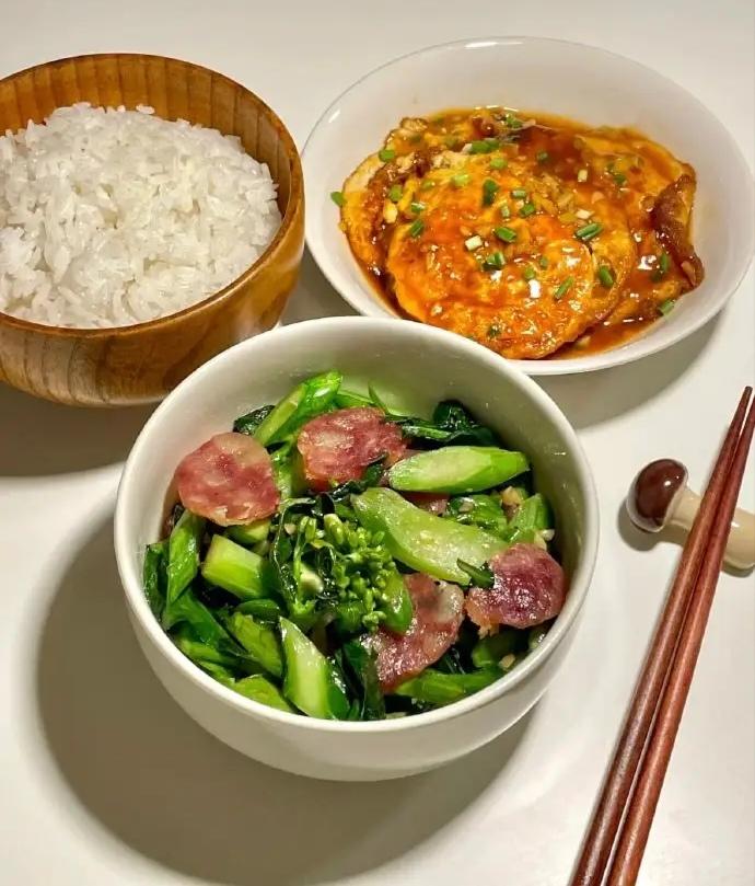 丁老师的一人餐！
        孩子们都在外地上班，丁老师又不愿离开老家，孩子