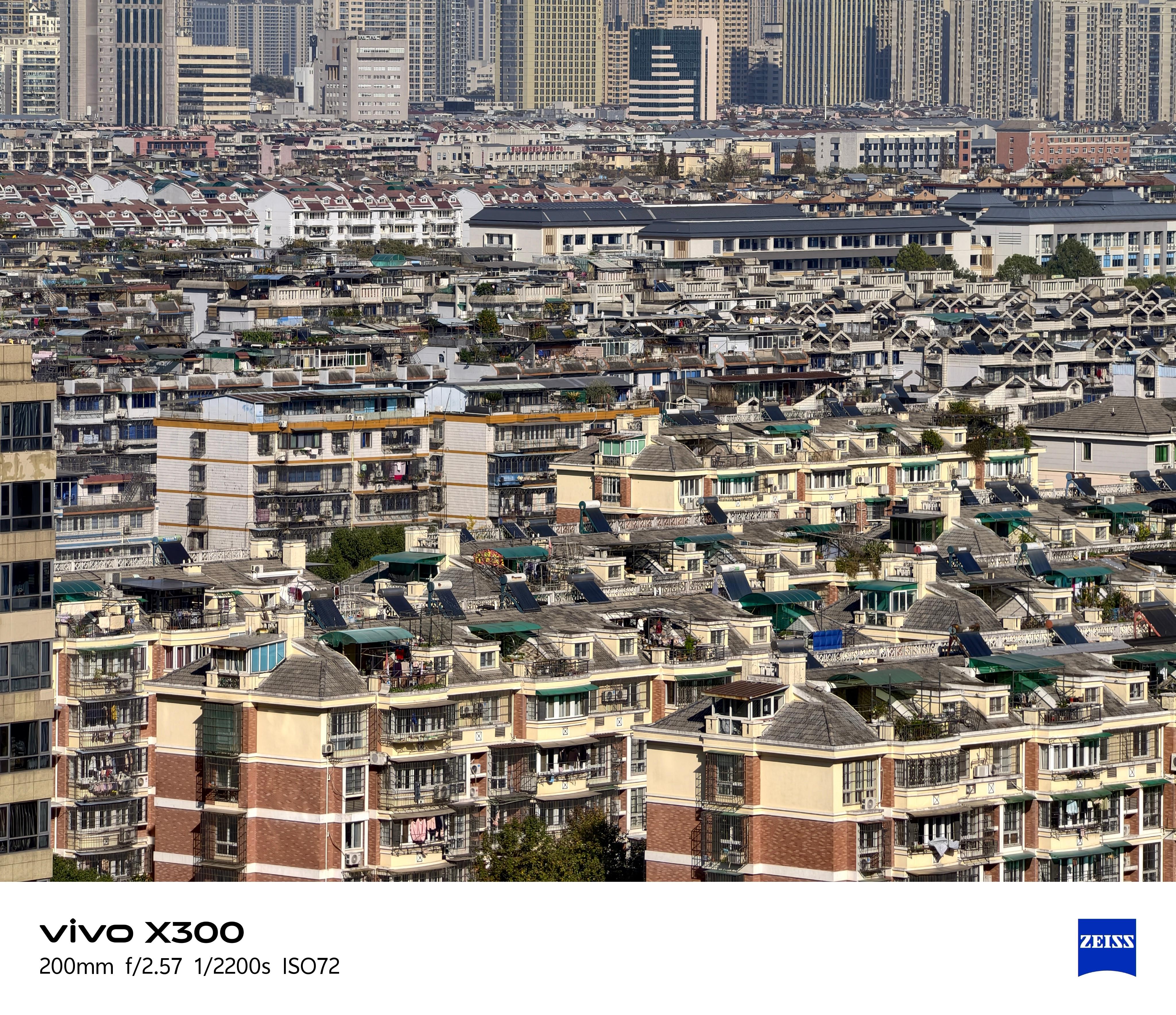 来给大家看看X300+增距镜的出片效果由于车牌过于清晰，我还是打了码，可能稍稍会