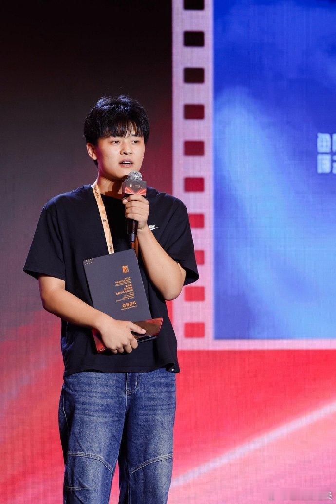 谁能想到00后已经卷进电影圈核心！金鸡奖22岁获奖导演用作品证明实力，新生代不仅