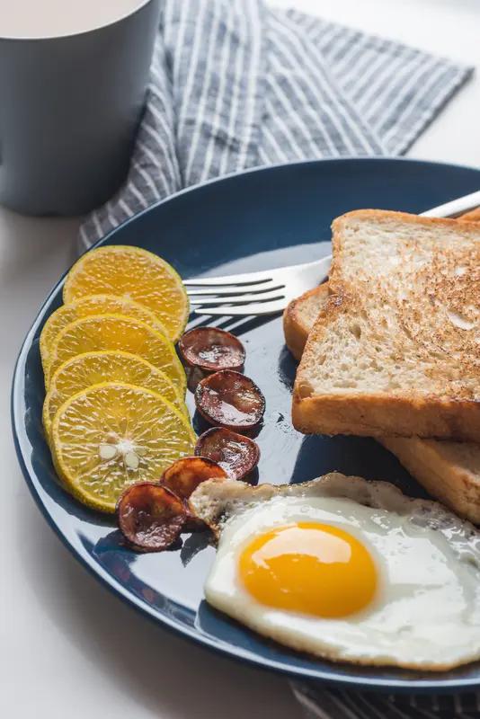 起床到底是先喝水还是先吃饭? 起床先喝水还是先吃饭，这事儿没个绝对标准，得看个人