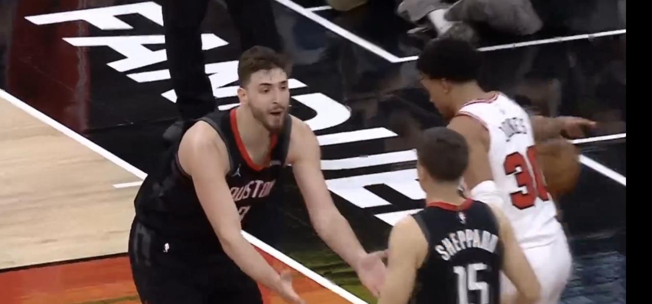 第四节最后时刻，谢泼德防守犯规，申京明显有些生气，他对着谢泼德摊开双手，质问他为