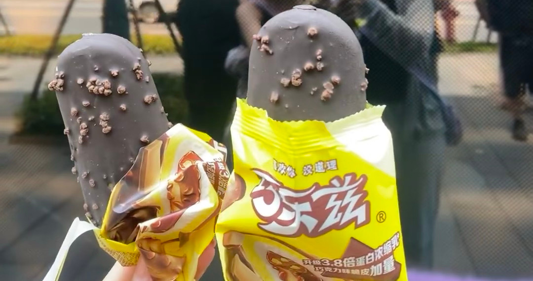 棣棣录制《你好星期六》，给“兄棣伙”们准备了雪糕、可乐、湿巾、酸奶还有退热贴，也