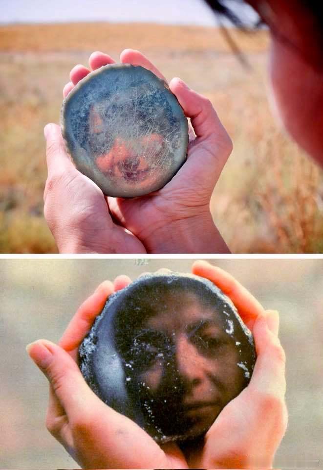 世界上最古老的镜子，大约有8000年的历史，是在土耳其卡塔尔霍尤克的新石器时代遗