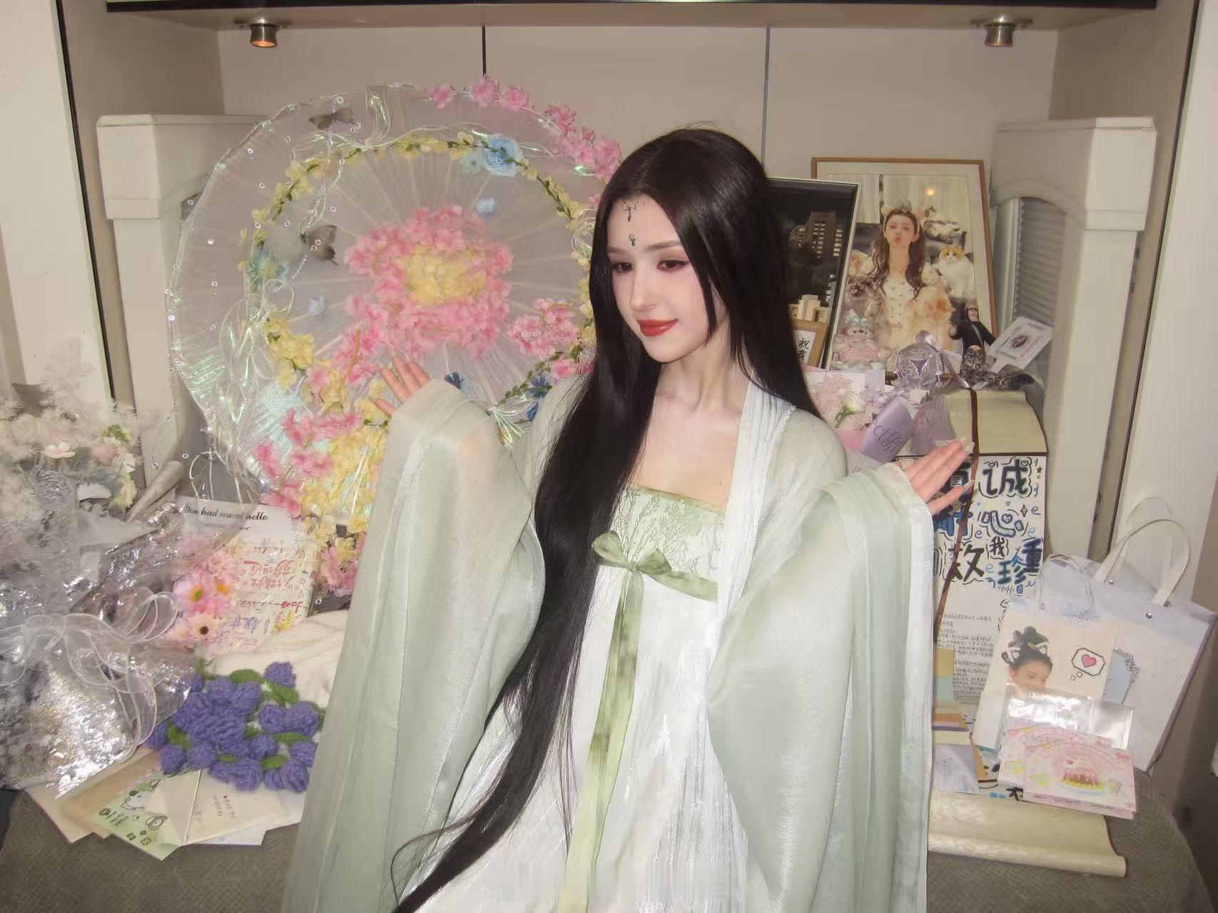 哈妮克孜生日逆应援粉丝 生日粉丝逆应援好温暖，请现场粉丝和工作人员吃蛋糕！喝热饮