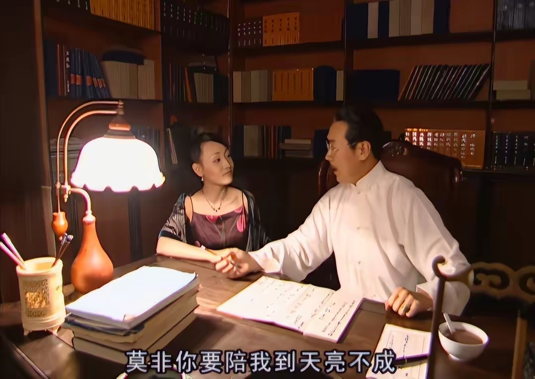 在《金粉世家》中，欧阳倩的情况与金家二姨太、三姨太有别，她是金太太主动选择留在身