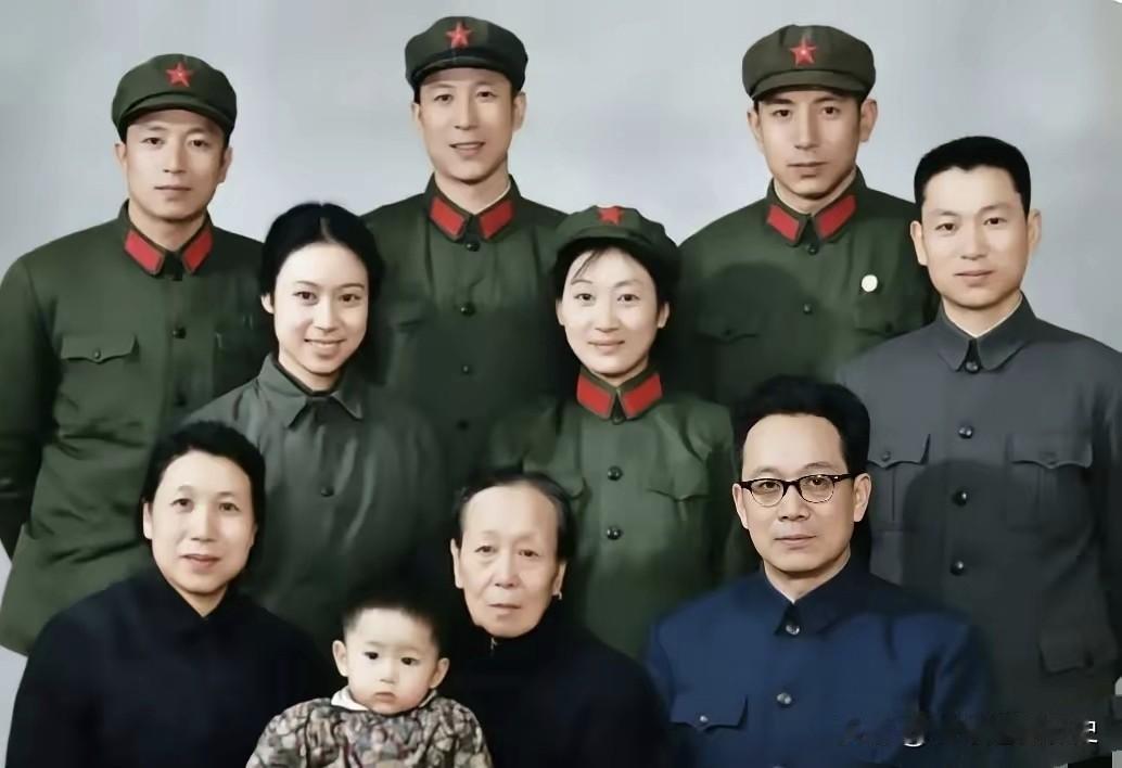 这张拍摄于上世纪七十年代的全家福，定格下谷牧一家难得团聚的珍贵瞬间。照片前排右侧