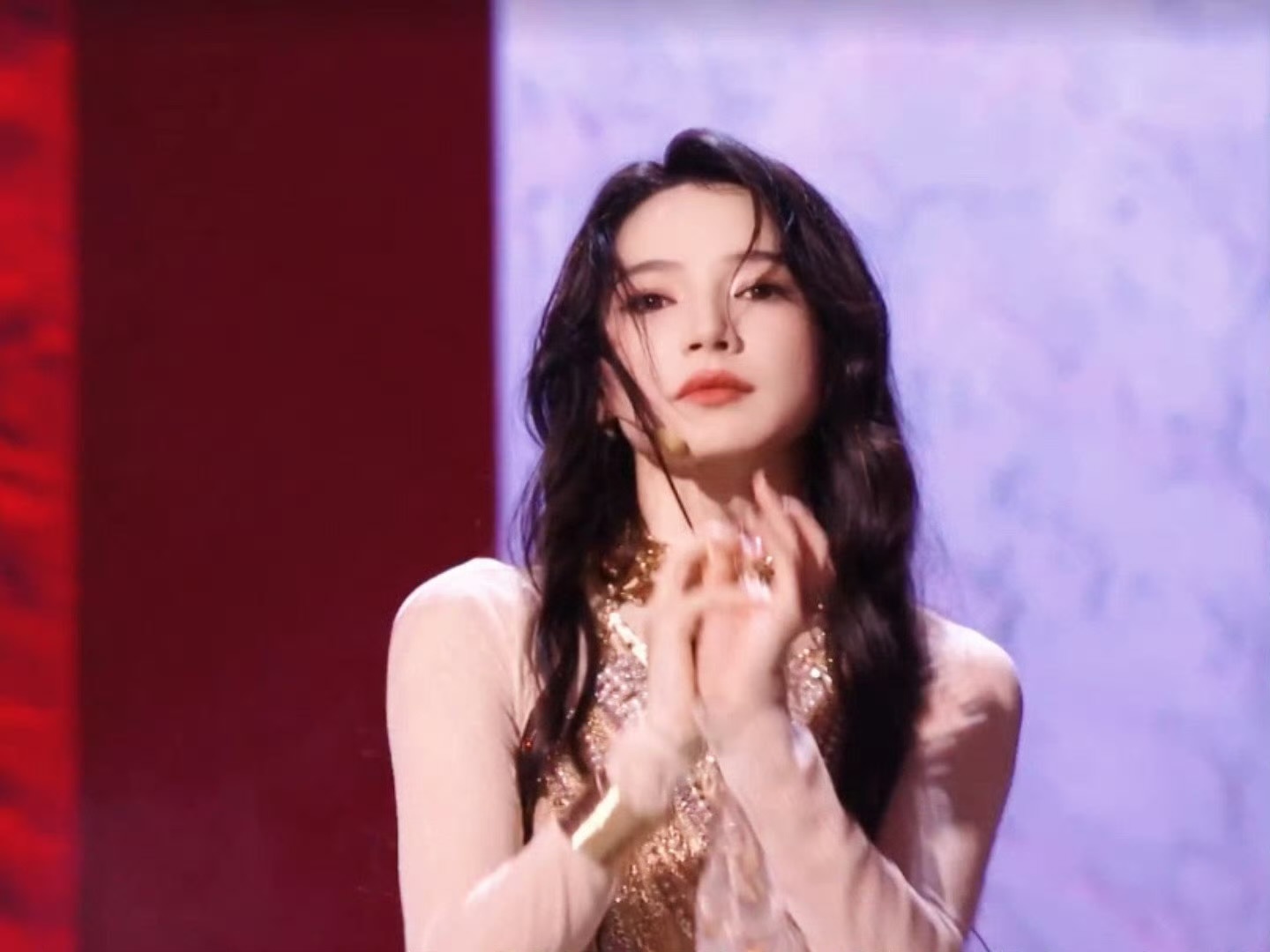 第一次知道她是三生三世的胭脂公主，异域长相又美又有辨识度。娱乐圈出头太难，有颜值