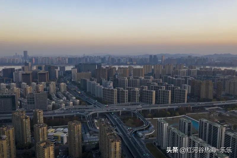 杭州楼市要加把劲了。
在1月5日到6月10日里面。
杭州楼市钱江世纪城板块房价从