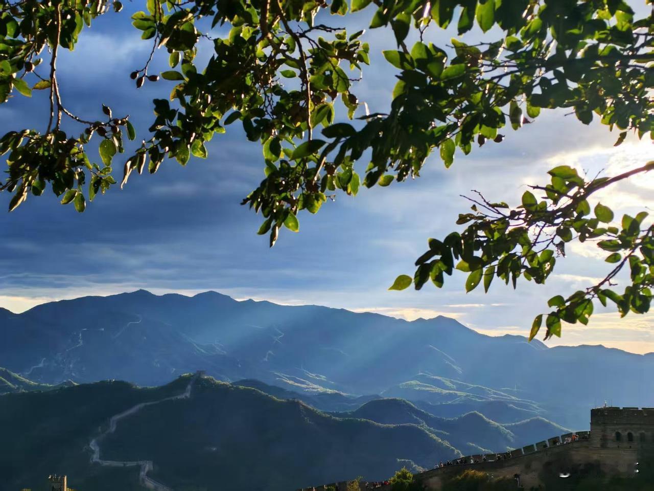 静悄悄，日子安然
把九月藏进昨天
十月融在今天的烟火中
那些零零散散的故事
终将