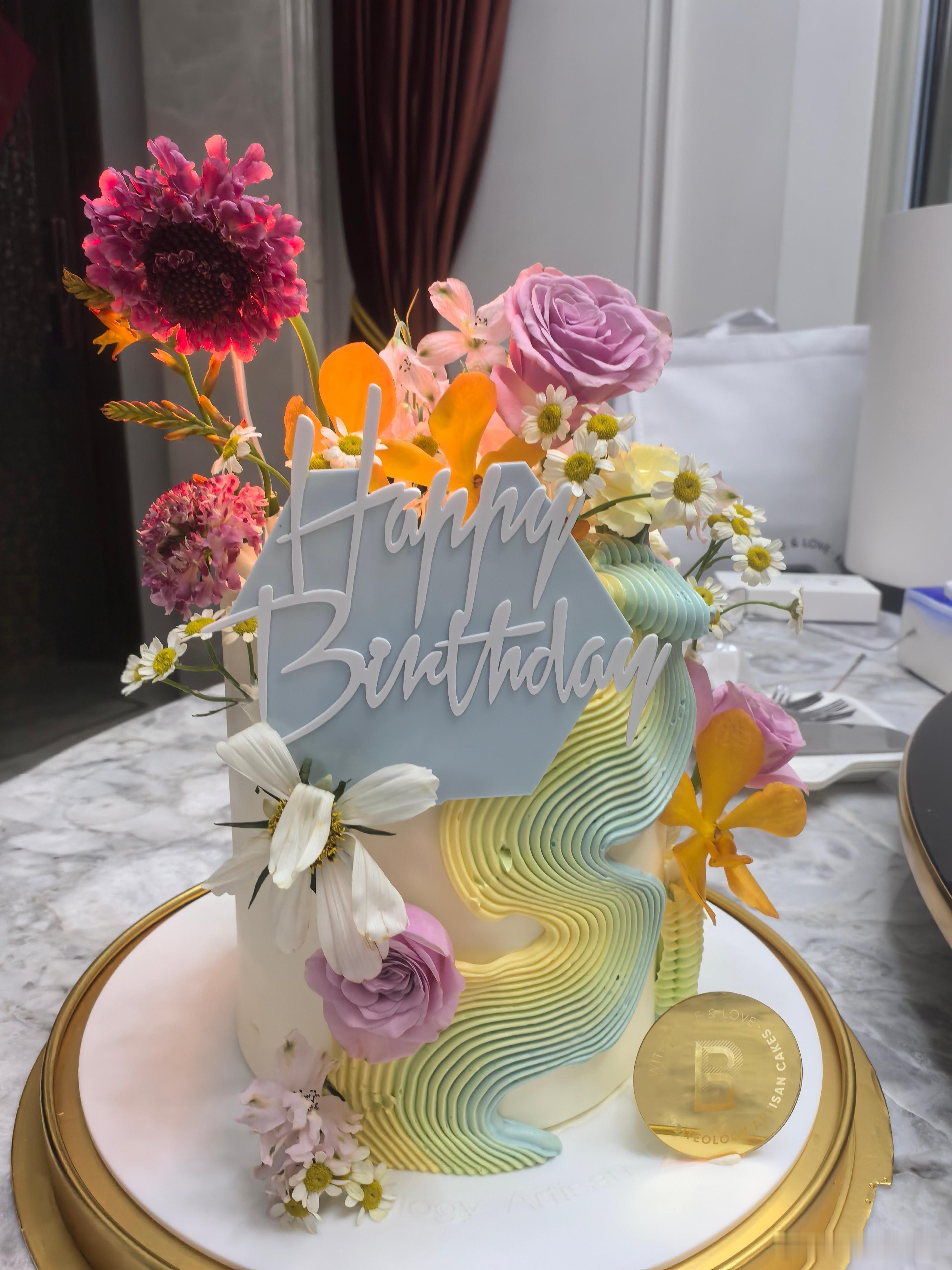 祝妈妈生日快乐，愿您身体健康，万事顺心，开心快乐每一天。生日妈妈生日快乐身体健康