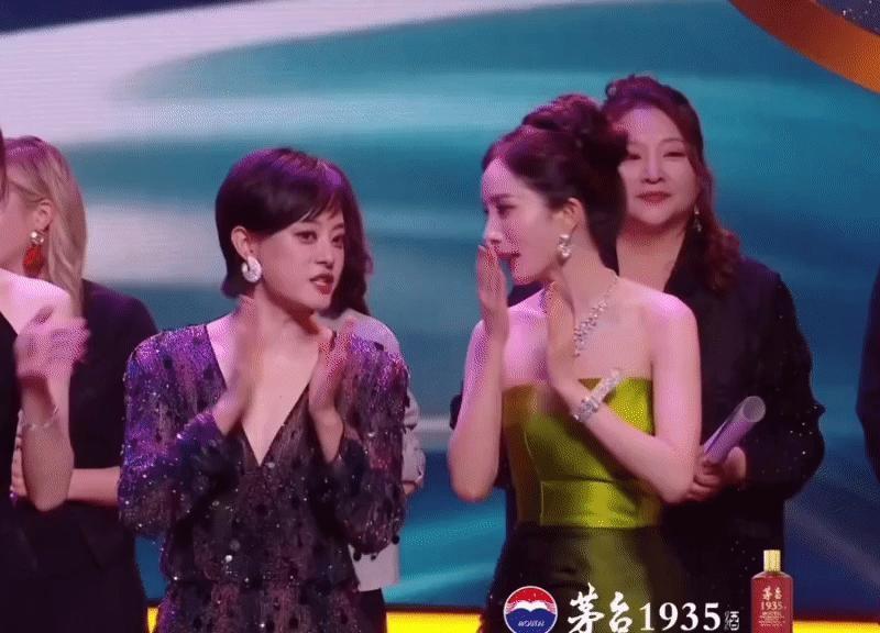她俩只要同台，铁定得凑一块儿捂着嘴咬耳朵，这习惯可不是什么姐妹情，倒像咱在楼道里