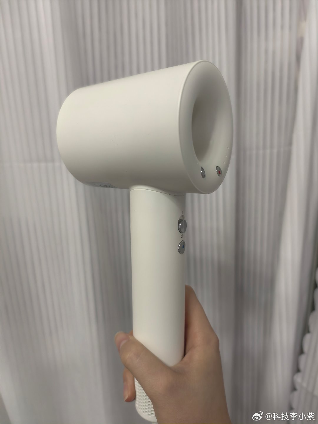 头发自然干vs吹风机吹干以我多年的经历，真的不建议让头发自然干，就算是夏天也不行