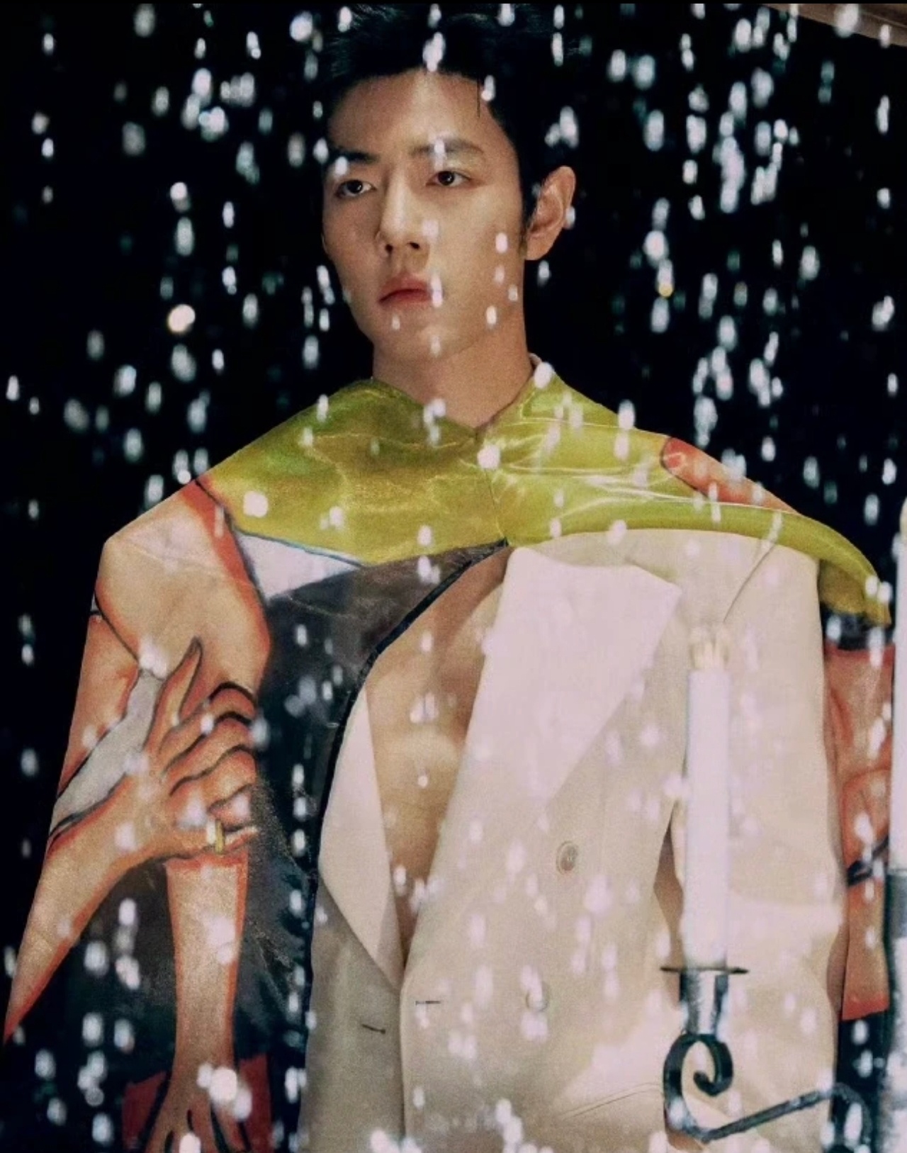 肖战新杂志漏胸肌了曾经我也肖战有这样的胸肌，我要有战哥的自律就好了！战哥的自律一