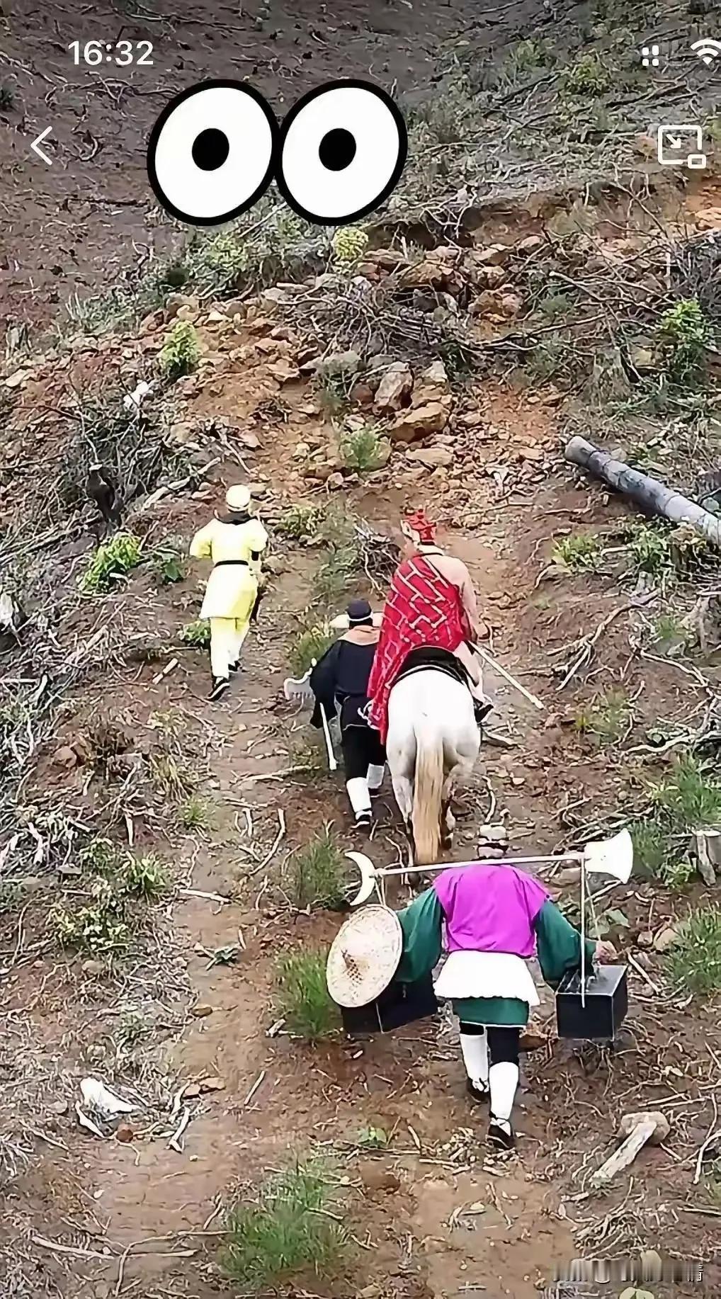 这个坐在马上直播的家伙，的确太舒服了，他应该是整个直播团队中最安逸的那个。

其