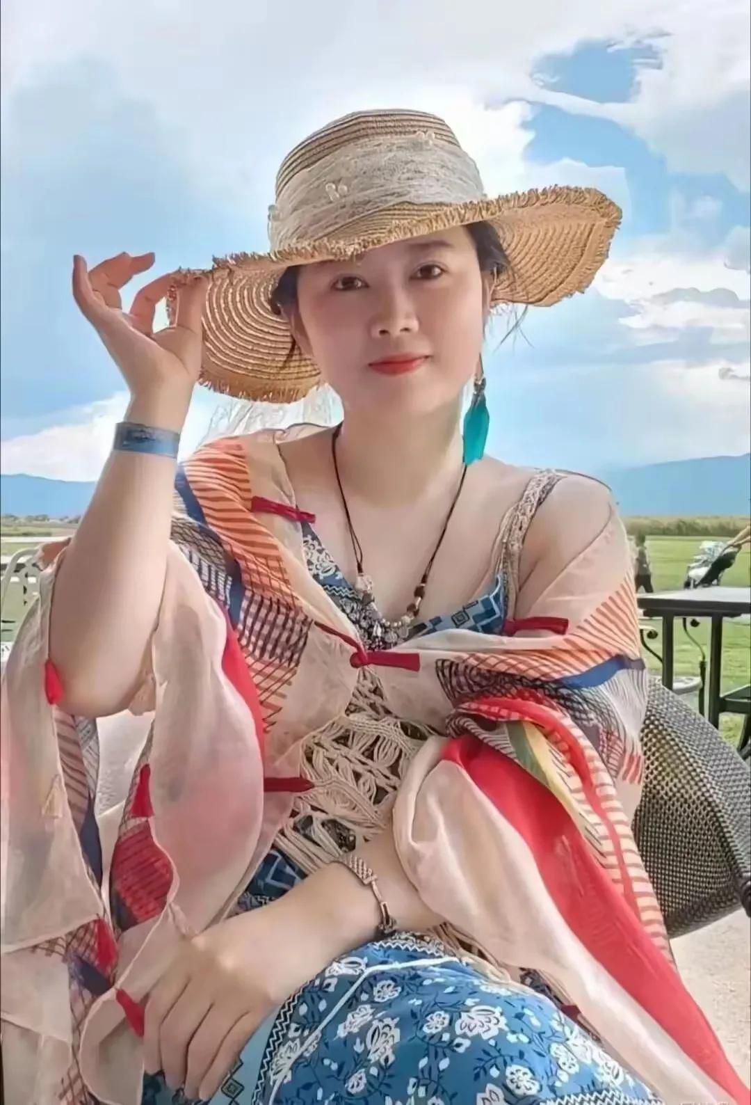 一看就是#美丽动人🌳# 的漂亮大姐，一脸的旺夫相，不知道谁会有福气娶到她？
那