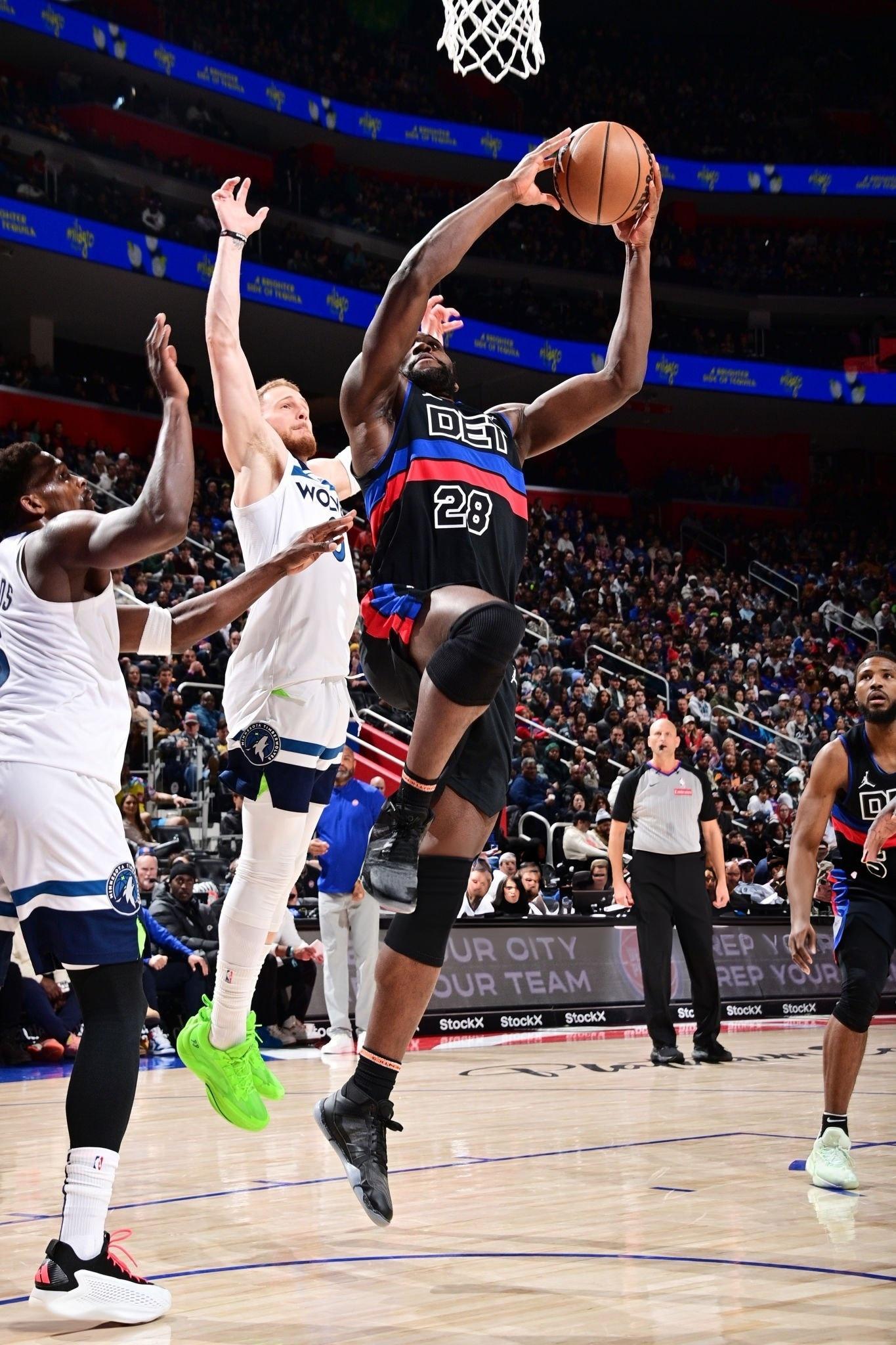 SNEAKERS ON COURT  Isaiah Stewart & Xero