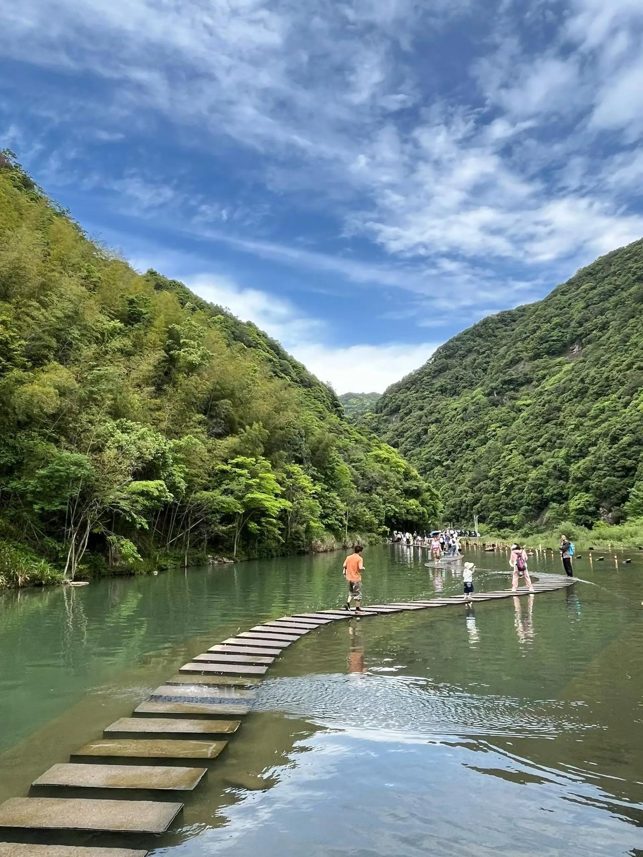 五一假期第四天，继续跟家躺平！继续朋友圈里看美景，美女，美食。

下午睡醒洗了个
