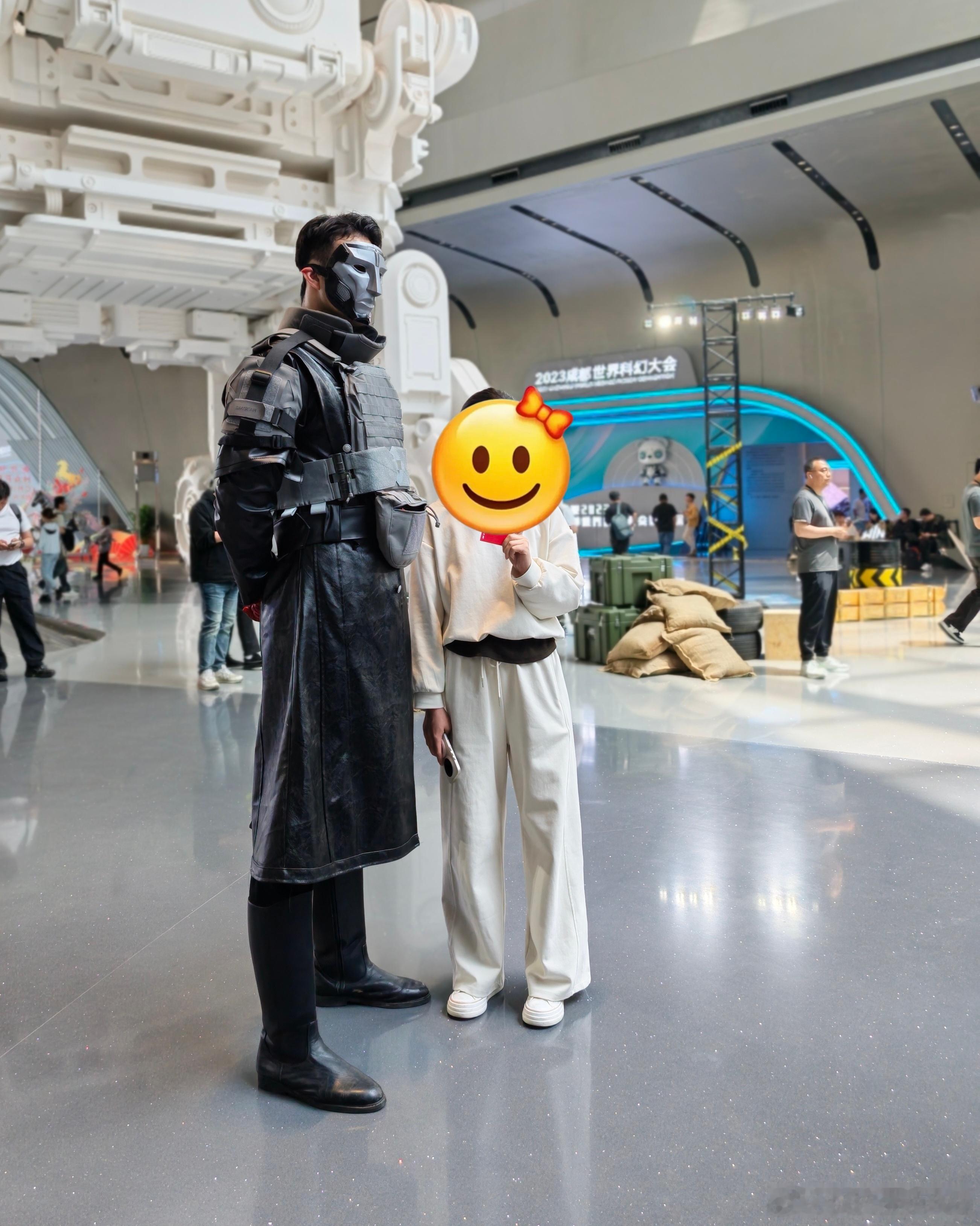 到荣耀WIN游戏本发布会现场了，会场外有两个巨高的coser，太帅太飒了这个场馆