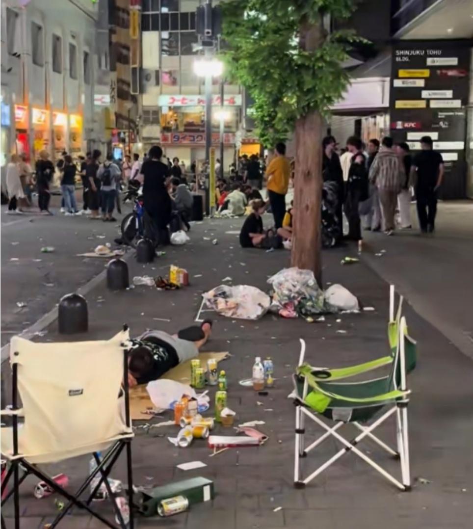 一位外国博主在日本拍摄到大量的街头垃圾，评论区吵翻天！

果不其然，日本人说是游