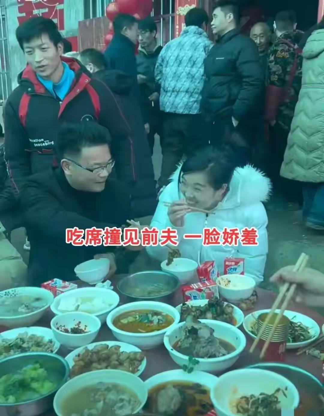 看了离婚六年的前妻，前夫在一桌吃饭时
前夫还是那么真心地来爱
着你，为前妻一直夹