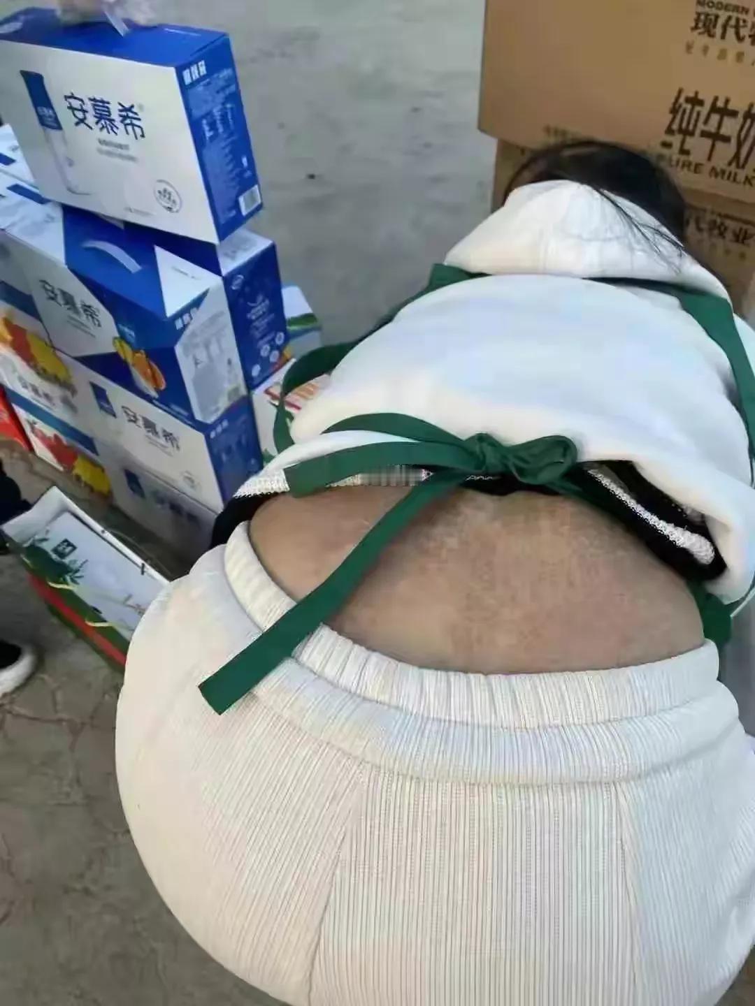 东北冬天冷，洗澡不方便，又不想花钱去澡堂子，可以理解。这都春暖花开了，还等啥呢，