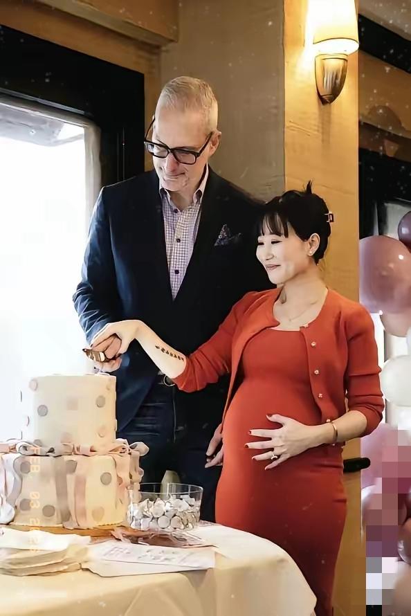 赴美陪读妈妈，这下真应了牢A的话，喜提老白男还怀了孕，

转头就跟国内丈夫离婚，