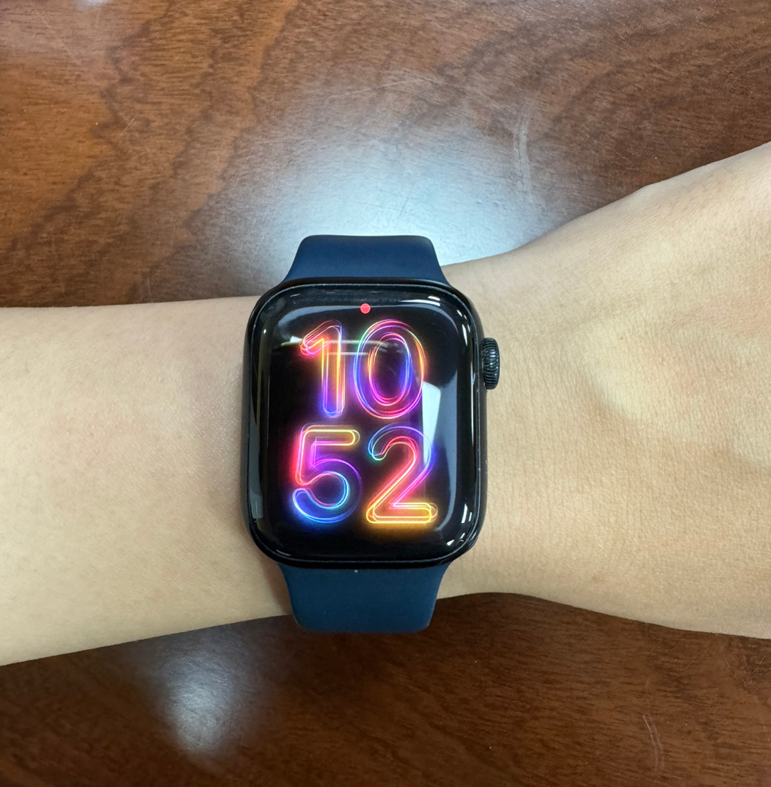 Apple Watch也用上最新的彩虹光辉壁纸了，这不好看吗？还行吧 [允悲] 