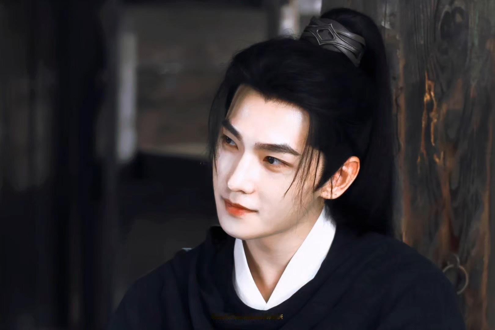 杨洋真人演出了国漫感杨洋战损到血浆告急每一个五官单拎出来都能打，剑眉星目，面如冠